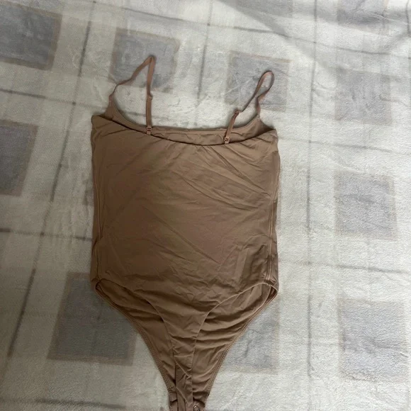 SKIMS Fits Everybody Cami Bodysuit - Picture 4 of 6